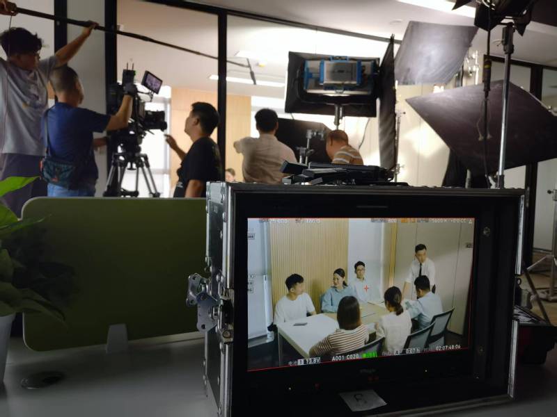 罗山县TVC拍摄公司：科技产品视觉化大师，诠释未来感与功能美学